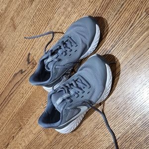 Nike youth running shoes GUC size 4.5Y